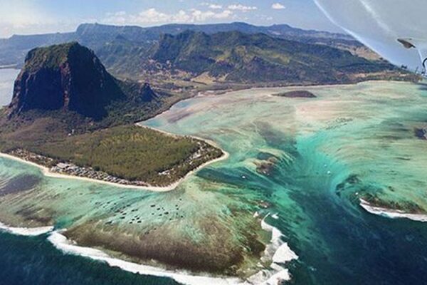exclusive-seaplane-tour-of-the-underwater-waterfall-southwest (1)